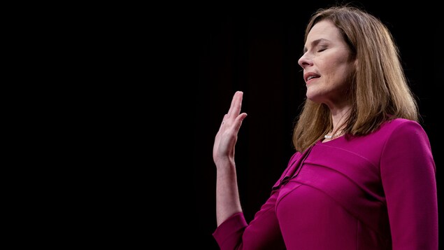 Amy Coney Barrett lève la main droite lors de son audition par le comité judiciaire du Sénat.