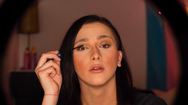 Amy Fournier met du mascara.