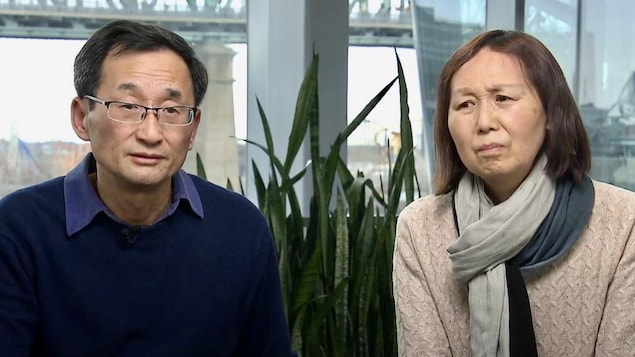 吴岸的父亲吴飞以及母亲瞿芙蓉强忍悲痛，接受加拿大广播公司采访。