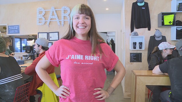 Ana Pranjic porte fièrement le t-shirt « J'aime right ton accent ». Ana Pranjic porte fièrement le t-shirt « J'aime right ton accent ».