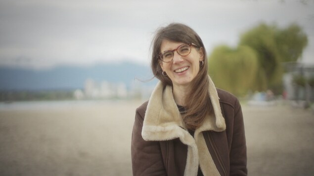 Anaïs Pellin en entrevue à Vancouver, sur la plage.