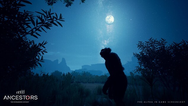 Une capture d'écran du jeu vidéo Ancestors: The Humankind Odyssey montrant un humain préhistorique en train de regarder la lune dans la savane. Une capture d'écran du jeu vidéo Ancestors: The Humankind Odyssey montrant un humain préhistorique en train de regarder la lune dans la savane.