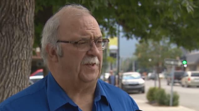 Vue sur un homme avec des lunettes, une moustache et des cheveux blancs. Vue sur un homme avec des lunettes, une moustache et des cheveux blancs.