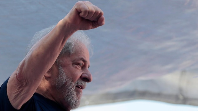 L'ancien président brésilien Luiz Inacio Lula da Silva lors d'une manifestation à Sao Bernardo do Campo. L'ancien président brésilien Luiz Inacio Lula da Silva lors d'une manifestation à Sao Bernardo do Campo.