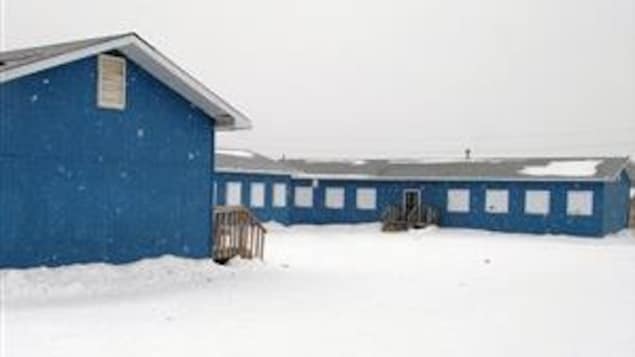Ancienne école d’Attawapiskat sur la côte ouest de la baie James. Ancienne école d’Attawapiskat sur la côte ouest de la baie James.