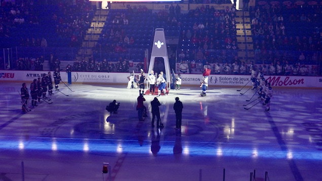 Les joueurs qui honorent les anciens joueurs sur la glace