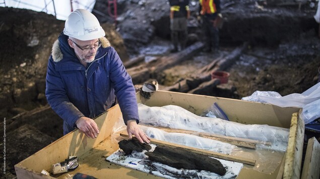 André Bergeron, restaurateur au Centre de conservation du Québec sur les lieux de la découverte du rempart palissadé de Beaucours à Québec André Bergeron, restaurateur au Centre de conservation du Québec sur les lieux de la découverte du rempart palissadé de Beaucours à Québec