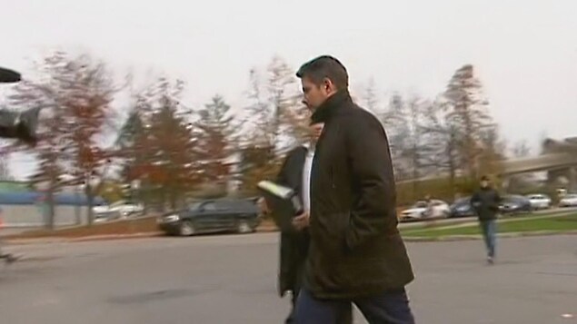 André Boisclair à sa sortie du poste de police de Québec