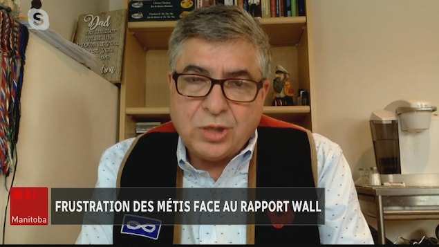 André Carirer, assis, en entrevue.