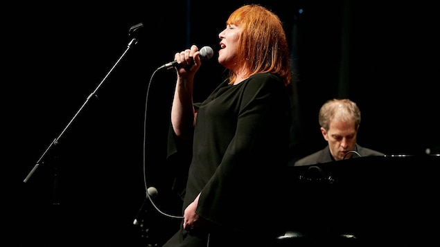 Le concert Les 4 saisons d'André Gagnon sera joué pour la première fois depuis le décès du célèbre pianiste et compositeur en décembre dernier. On aperçoit ici Kathleen Fortin au micro et Stéphane Aubin au piano.