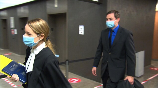 André Hébert-Ledoux suivant son avocate au palais de justice de Montréal.