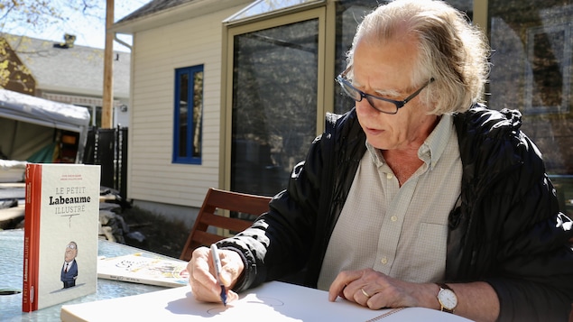 André-Philippe Côté en train de dessiner Régis Labeaume.