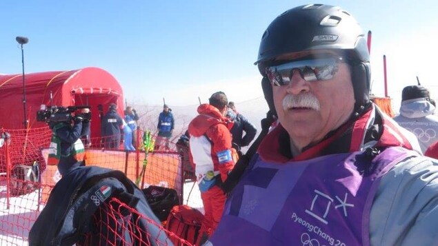 André Robert Labine au sommet d’une piste. André Robert Labine au sommet d’une piste.