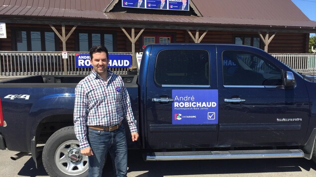 Un candidat du Parti conservateur devant son bureau de campagne en Ontario. Un candidat du Parti conservateur devant son bureau de campagne en Ontario.