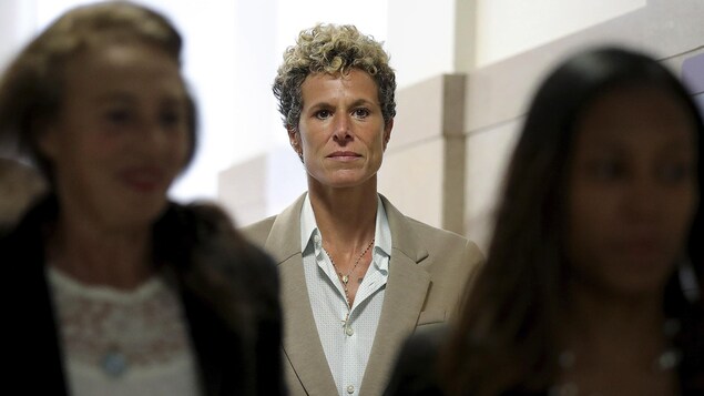 Andrea Constand quitte le palais de justice après les audiences de détermination de la peine Andrea Constand quitte le palais de justice après les audiences de détermination de la peine