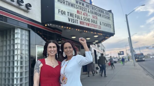 Andrea Heinz (à gauche) et April Eve Wiberg (à droite) à l'extérieur du Metro Cinema d'Edmonton où le documentaire a été projeté le 7 mai.