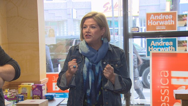 Andrea Horwath dans un bureau de vote. Andrea Horwath dans un bureau de vote.