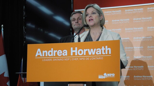 Photo d'Andrea Horwath au pupitre Photo d'Andrea Horwath au pupitre