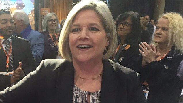 La chef du NPD Andrea Horwath entourée de militants La chef du NPD Andrea Horwath entourée de militants