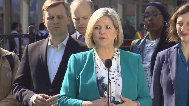 La chef du Nouveau Parti démocratique de l'Ontario en campagne électorale. La chef du Nouveau Parti démocratique de l'Ontario en campagne électorale.
