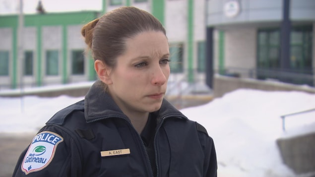 L'agente Andrée East en entrevue devant les bureaux du SPVG en hiver. L'agente Andrée East en entrevue devant les bureaux du SPVG en hiver.