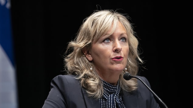 Gros plan de la ministre des Affaires municipales, Andrée Laforest, assise durant une conférence de presse.
