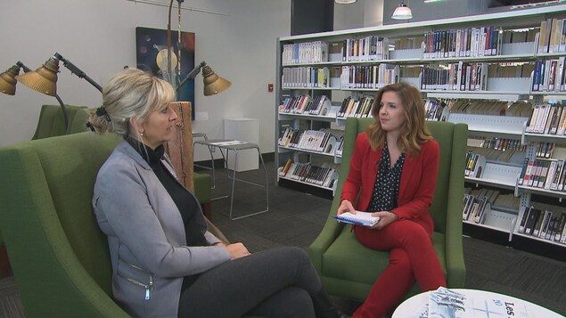 La ministre en entrevue avec Mélanie Patry dans une bibliothèque