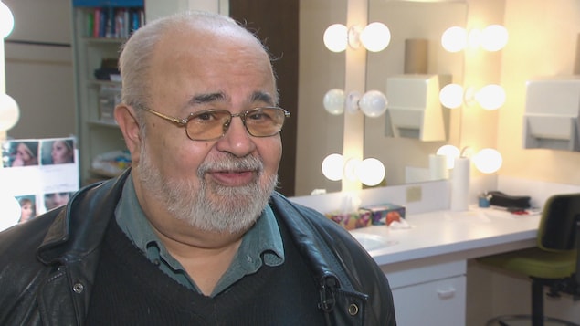 Andréi Zaharia dans une salle de maquillage, dans les coulisses d'un théâtre.