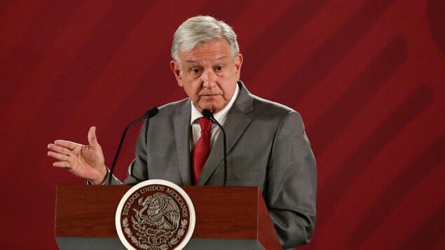 Andres Manuel Lopez Obrador, devant un lutrin.