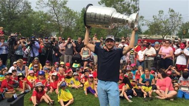 L'ailier gauche des Blackhawks de Chicago Andrew Desjardins est venu présenter la Coupe Stanley à Lively en Ontario. L'ailier gauche des Blackhawks de Chicago Andrew Desjardins est venu présenter la Coupe Stanley à Lively en Ontario.
