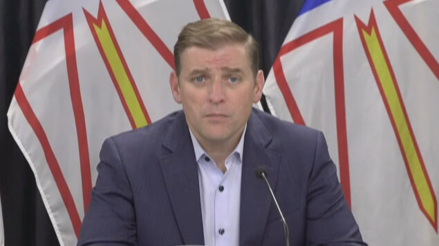 Le premier ministre de Terre-Neuve-et-Labrador, Andrew Furey lors d'un point de presse. 