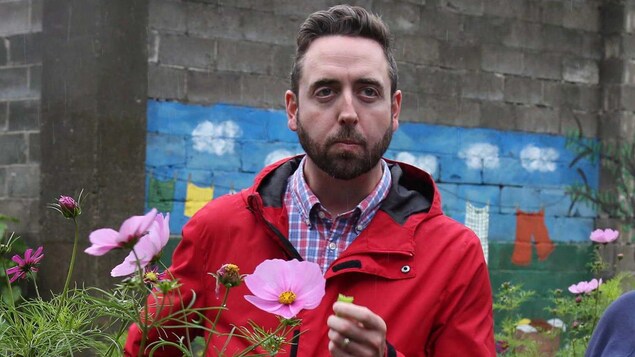 Le ministre Andrew Parsons dans un champ de fleurs. Le ministre Andrew Parsons dans un champ de fleurs.