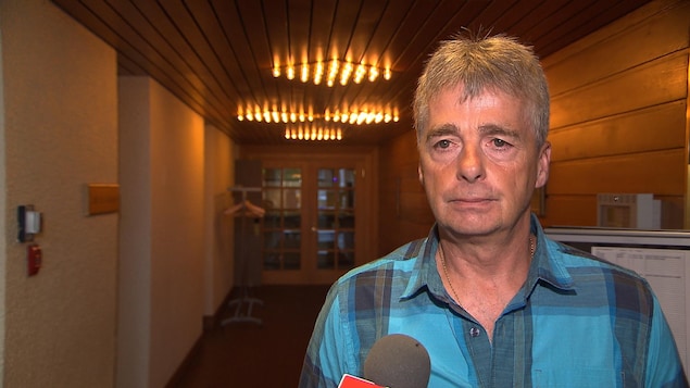 Andrew Roswell, directeur secteur Côte-Nord pour Pêches et Océans Canada, consulte la population afin de mettre en place un nouveau système de délivrance de permis de pêche récréative en mer pour l'Est du Canada Andrew Roswell, directeur secteur Côte-Nord pour Pêches et Océans Canada, consulte la population afin de mettre en place un nouveau système de délivrance de permis de pêche récréative en mer pour l'Est du Canada