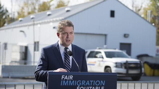 Le chef conservateur Andrew Scheer a fait son annonce depuis le chemin Roxham, au Québec.