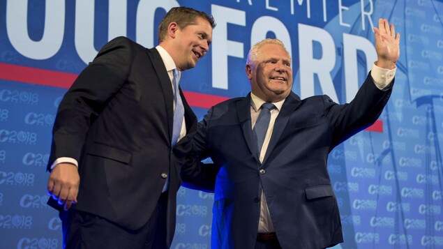 Le chef conservateur fédéral Andrew Scheer et le premier ministre ontarien Doug Ford qui salue la foule