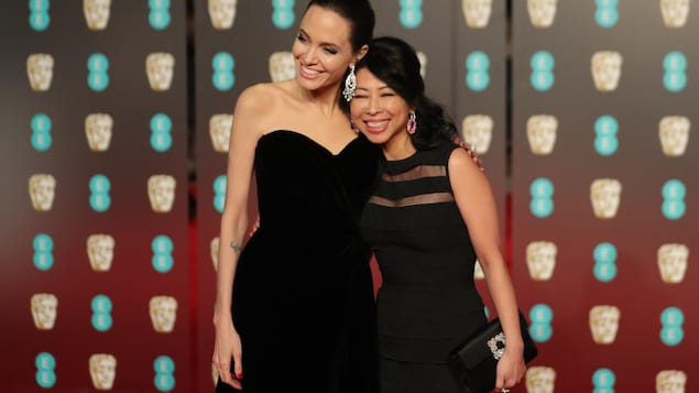 L'actrice américaine Angelina Jolie pose avec l'écrivaine et productrice américaine d'origine cambodgienne Loung Ung L'actrice américaine Angelina Jolie pose avec l'écrivaine et productrice américaine d'origine cambodgienne Loung Ung