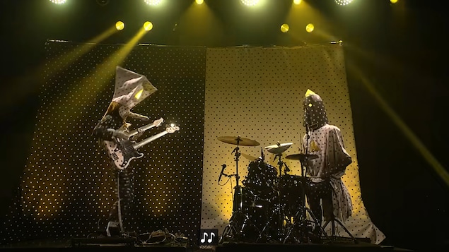 Deux musiciens costumés sur scène.