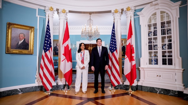 Marco Rubio et Anita Anand posent devant des drapeaux canadiens et américains dans la salle des traités du département d'État.