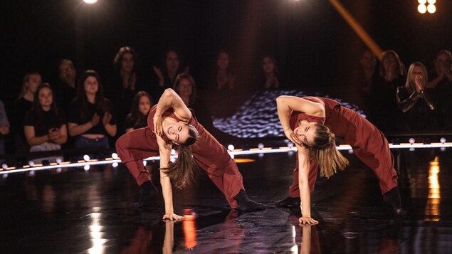 Deux danseuses adolescentes sur la scène de la série Révolution.