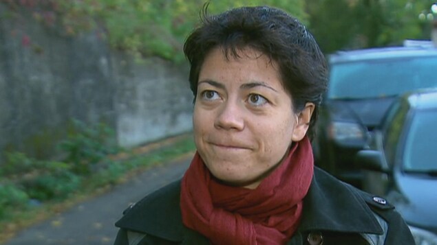La porte-parole de STOP oléoduc, Anne-Céline Guyon sourit à l'annonce de l'abandon du projet. La porte-parole de STOP oléoduc, Anne-Céline Guyon sourit à l'annonce de l'abandon du projet.