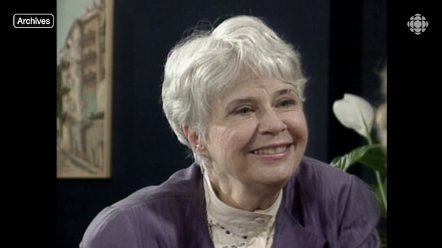 Plan buste d'une femme souriante.