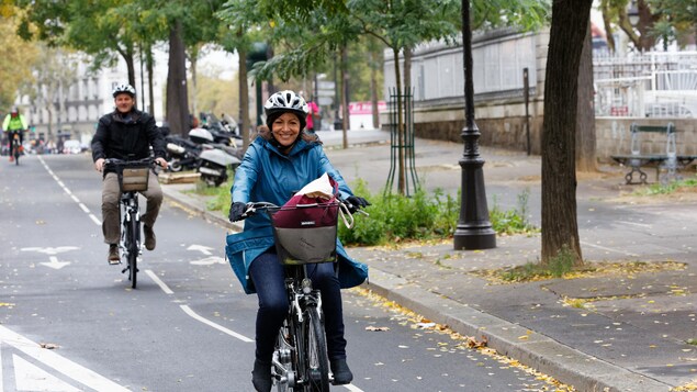 On voit Anne Hidalgo à vélo, de face. On voit Anne Hidalgo à vélo, de face.