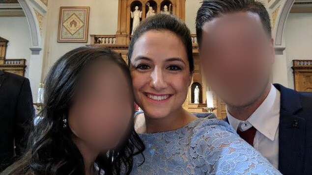 Photo d'une femme en robe bleue entre un homme et une femme. Photo d'une femme en robe bleue entre un homme et une femme.