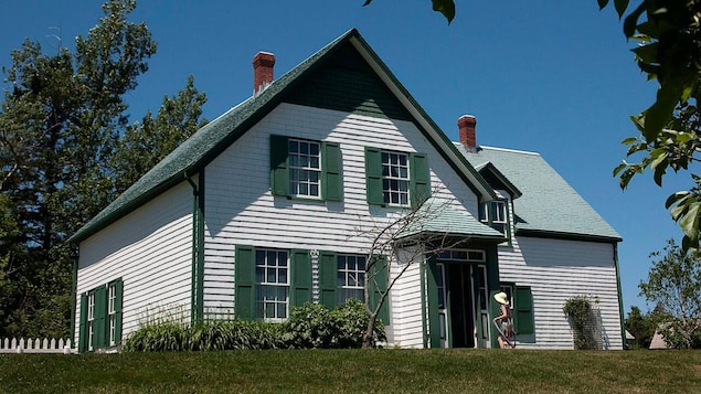 Une maison aux pignons verts en été.