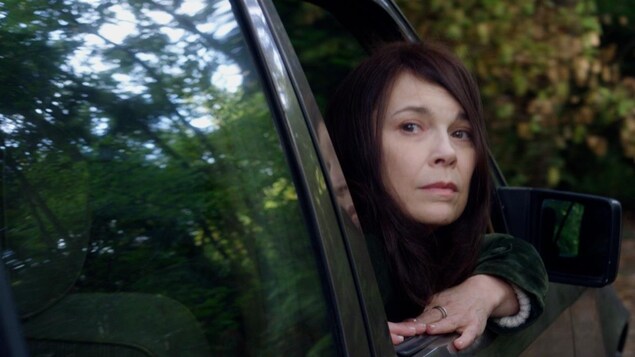 Anne Dorval assise dans une voiture, dans le film français Réparer les vivants de Katell Quillévéré. Anne Dorval assise dans une voiture, dans le film français Réparer les vivants de Katell Quillévéré.