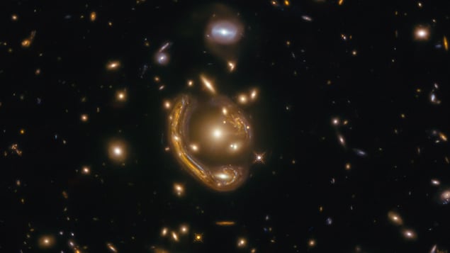 Un anneau d’Einstein étudié en détail