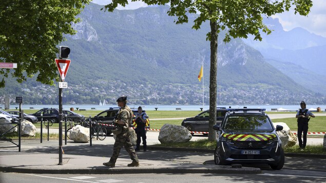Des policiers et un périmètre de sécurité à Annecy en France.