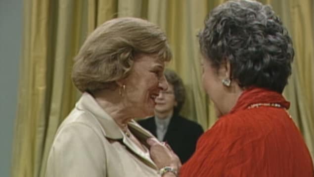 Annette Saint-Pierre qui reçoit l'Ordre du Canada.