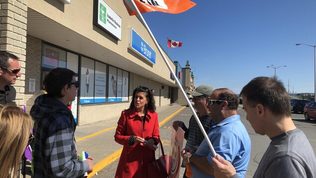 Annie Fournier, candidate libérale dans Matane-Matapédia entourée de grévistes de la SAQ Annie Fournier, candidate libérale dans Matane-Matapédia entourée de grévistes de la SAQ