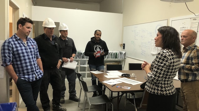 Annie Fournier et Marcel Cormier ainsi que le directeur de la production de l'usine et trois autres employés de Béton provincial Annie Fournier et Marcel Cormier ainsi que le directeur de la production de l'usine et trois autres employés de Béton provincial